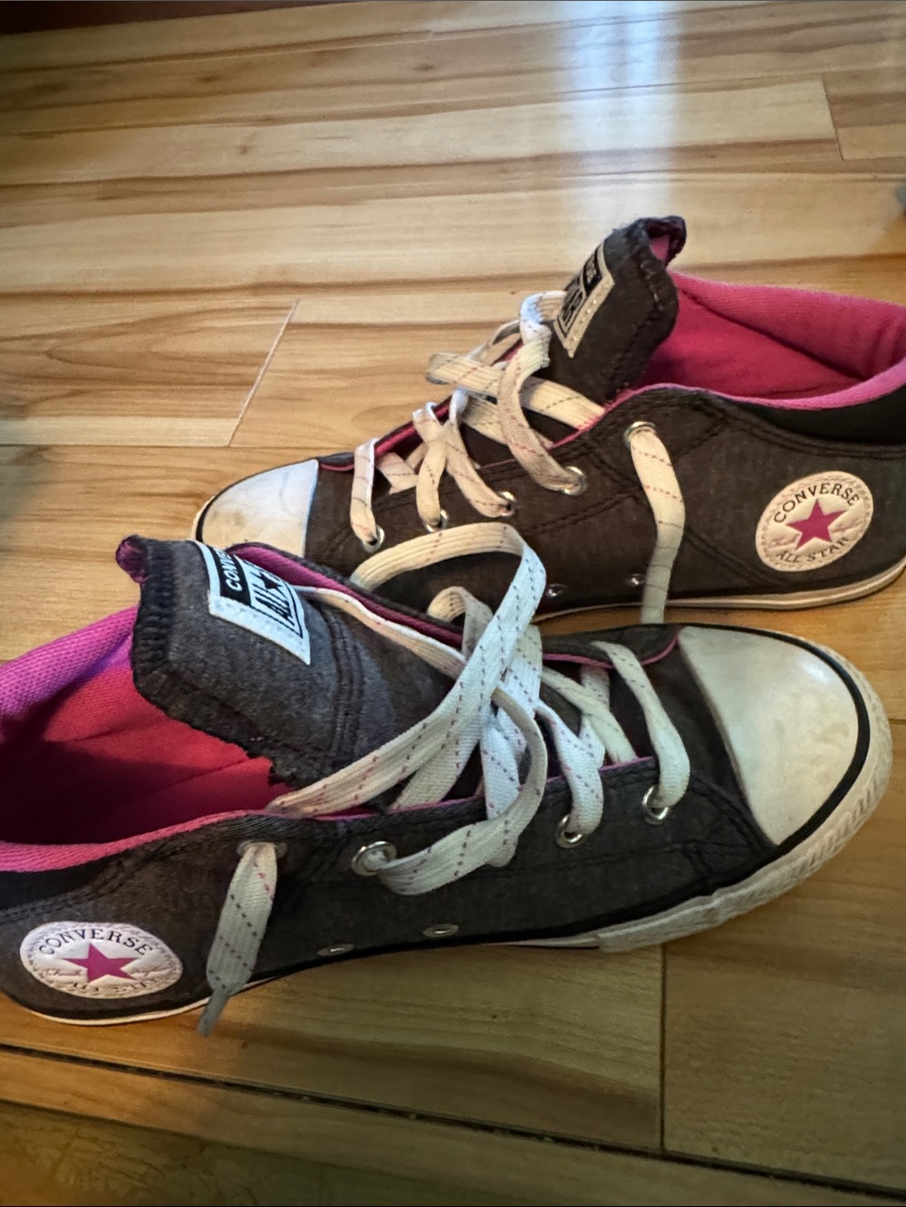 Converse Low-Top Sneakers in Charcoal Gray & Bright Pink Mens 4/Ladies 6
